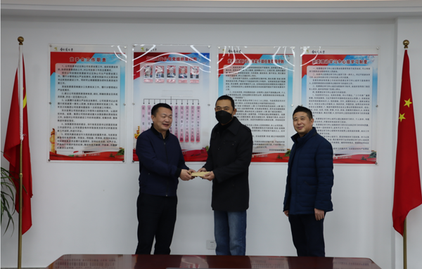 集團公司黨委委員、副總經(jīng)理胡新付到公司走訪慰問